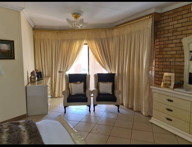6 BEDROOM FREESTANDING FOR SALE IN BROADLANDS ESTATE